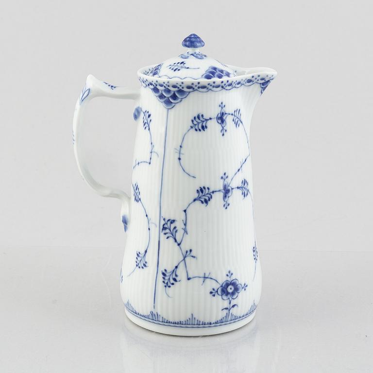 A 'Blue Fluted Half Lace' / 'Musselmalet' porcelain chocolate pot with cover, Royal Copenhagen, model 509, 1940.