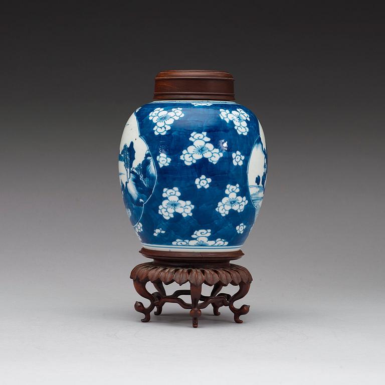 A blue and white "cracked ice" jar, Qing dynasty Kangxi (1662-1722).