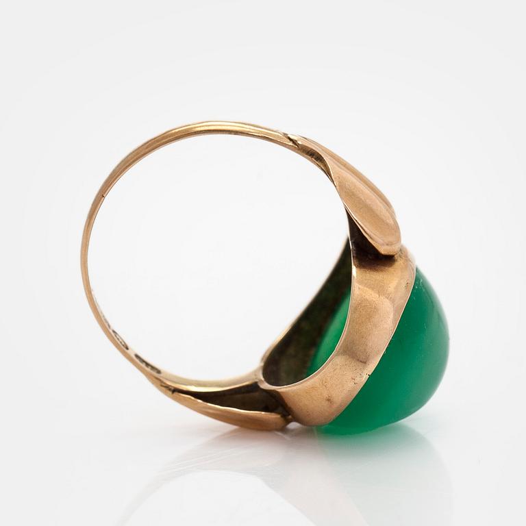 Ring, cabochonslipad krysopras, 14K guld. Niilo Hiltunen, Åbo 1958.