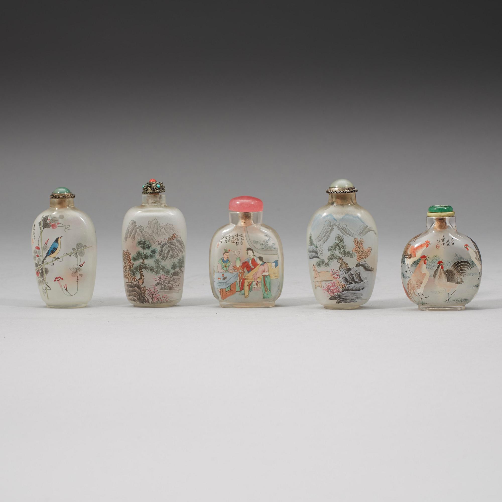 SNUSFLASKOR, fem stycken, insidesmålade glas. Kina, 1900-talets början.