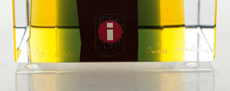 OIVA TOIKKA, AN ANNUAL CUBE, glass, signed Oiva Toikka Nuutajärvi 2006, numbered 570/2000.