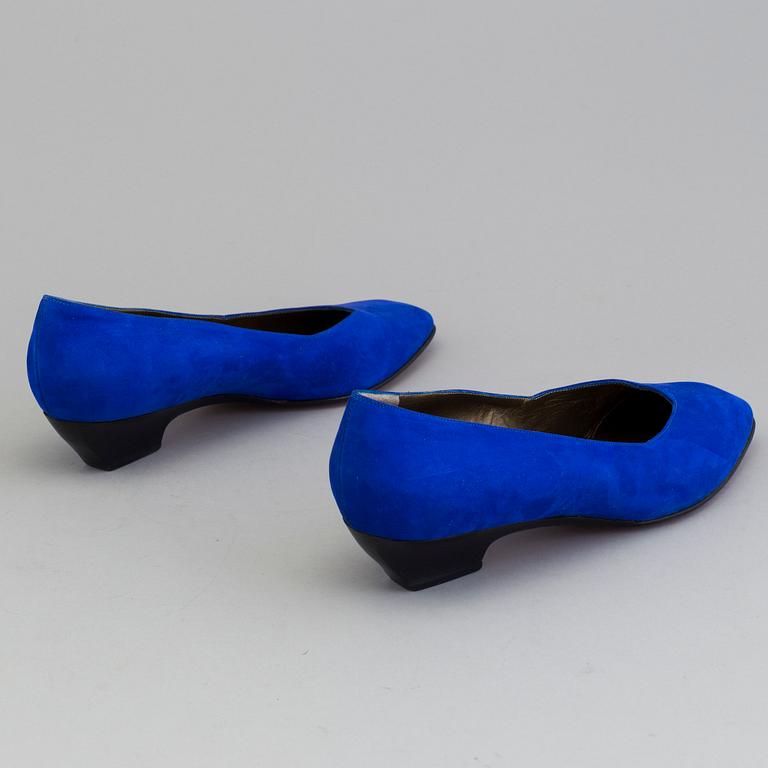 a pair of Yves Saint Laurent shoes size 41.