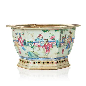 1272. A large famille rose flower pot, Qing dynasty, 19th Century.
