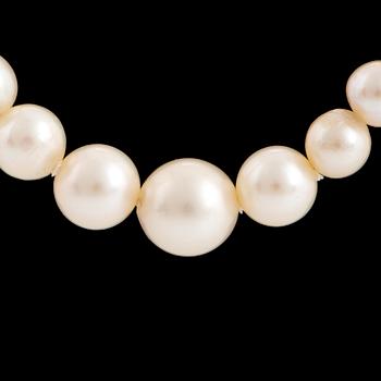 Cultured graduated pearl necklace, clasp platinum with diamonds.