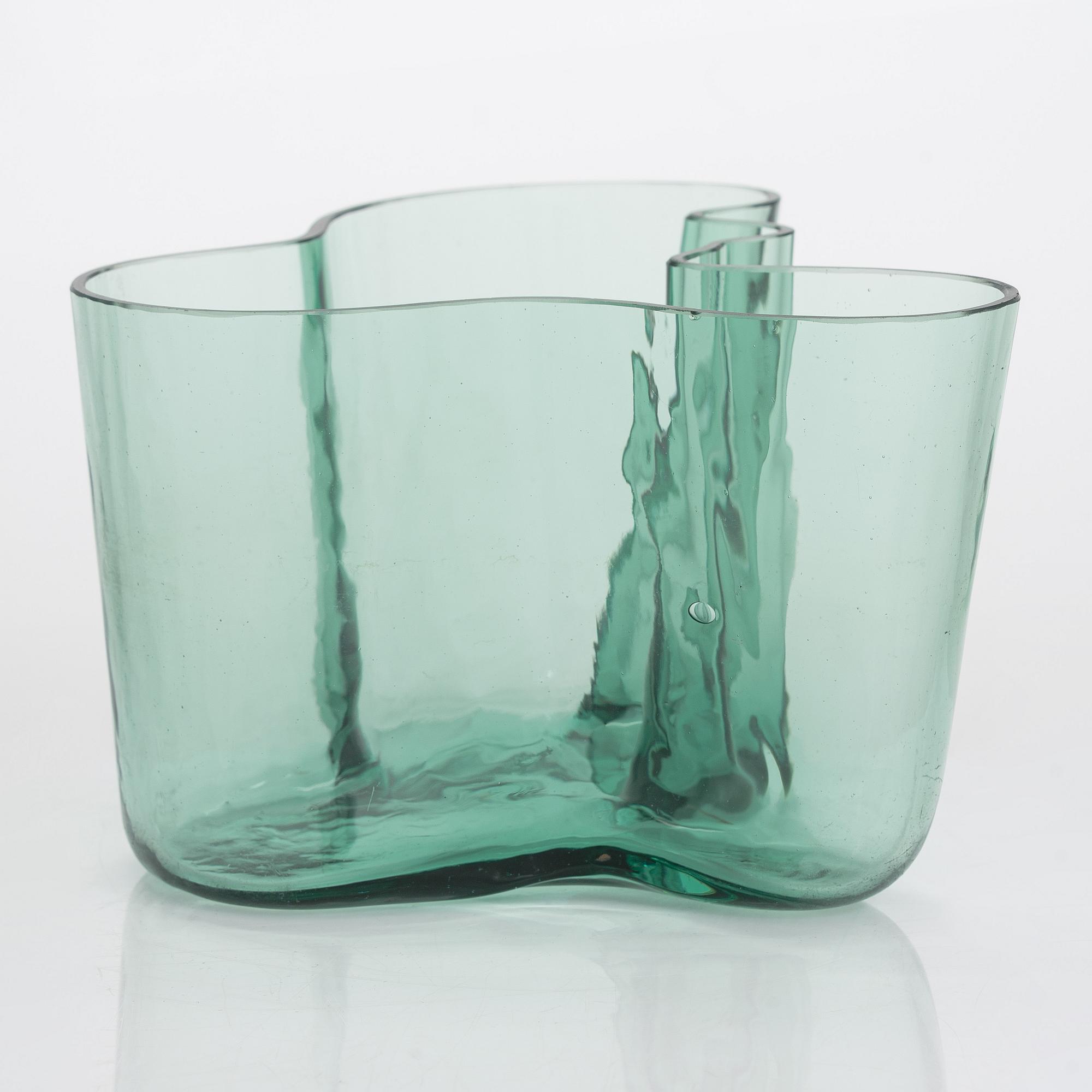Alvar Aalto, A '9750' vase Karhula Glassworks in production 1937-1949.