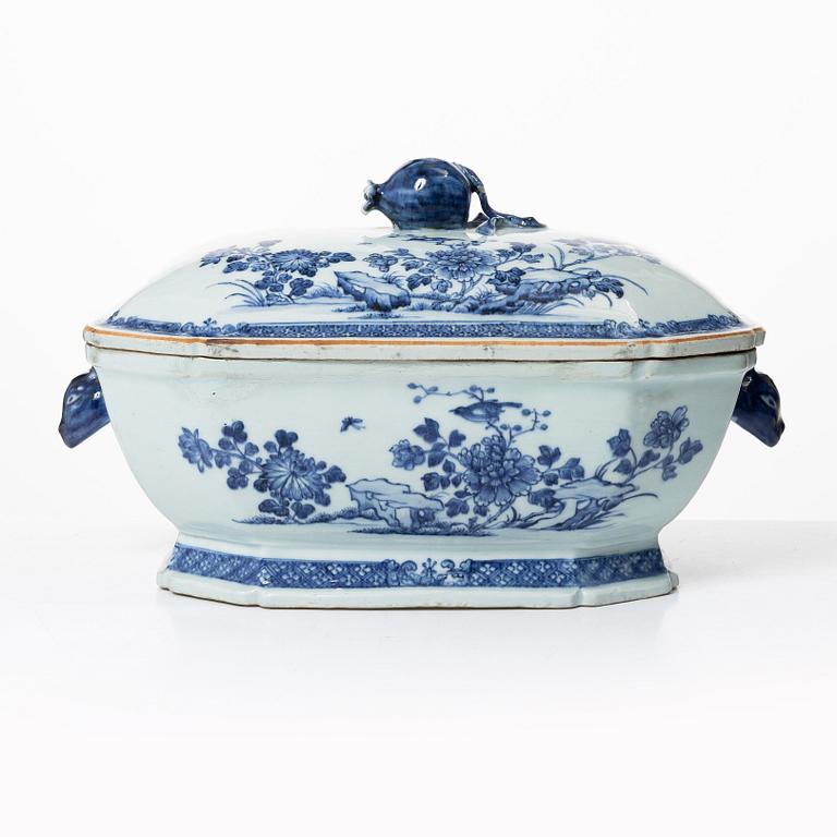 Four blue and white export porcelain service pieces, China, Qing dynasty 18th century.