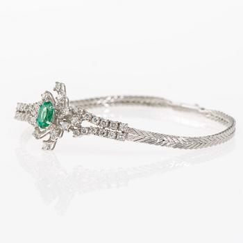 ARMBAND, 18K vitguld, smaragd, briljantslipade diamanter. Vikt ca 14,4 g.