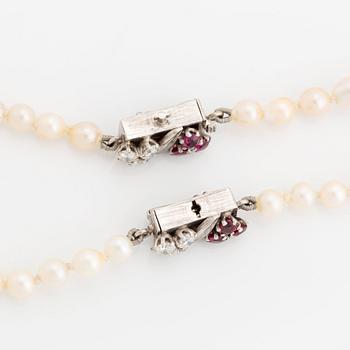 WA Bolin två collier odlade pärlor lås 18K vitguld med runda briljantslipade diamanter och rubiner.