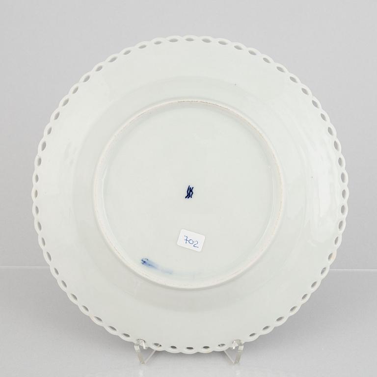Tallrikar, två stycken, porslin, Royal Copenhagen, "Musselmalet helblond", 1775-1790.