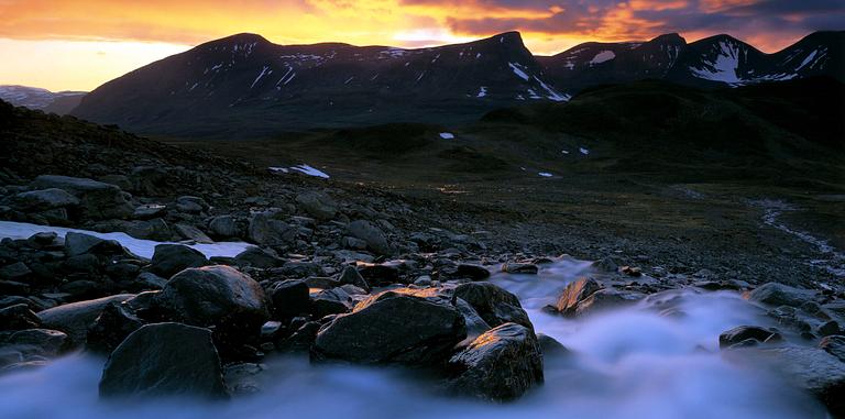 FOTOGRAFI, "Midnatt i dalen Alisvággi söder om Abisko, Juli".  Ur serien Lapplands fjällvärld av Claes Grundsten. Skänkt av konstnären.