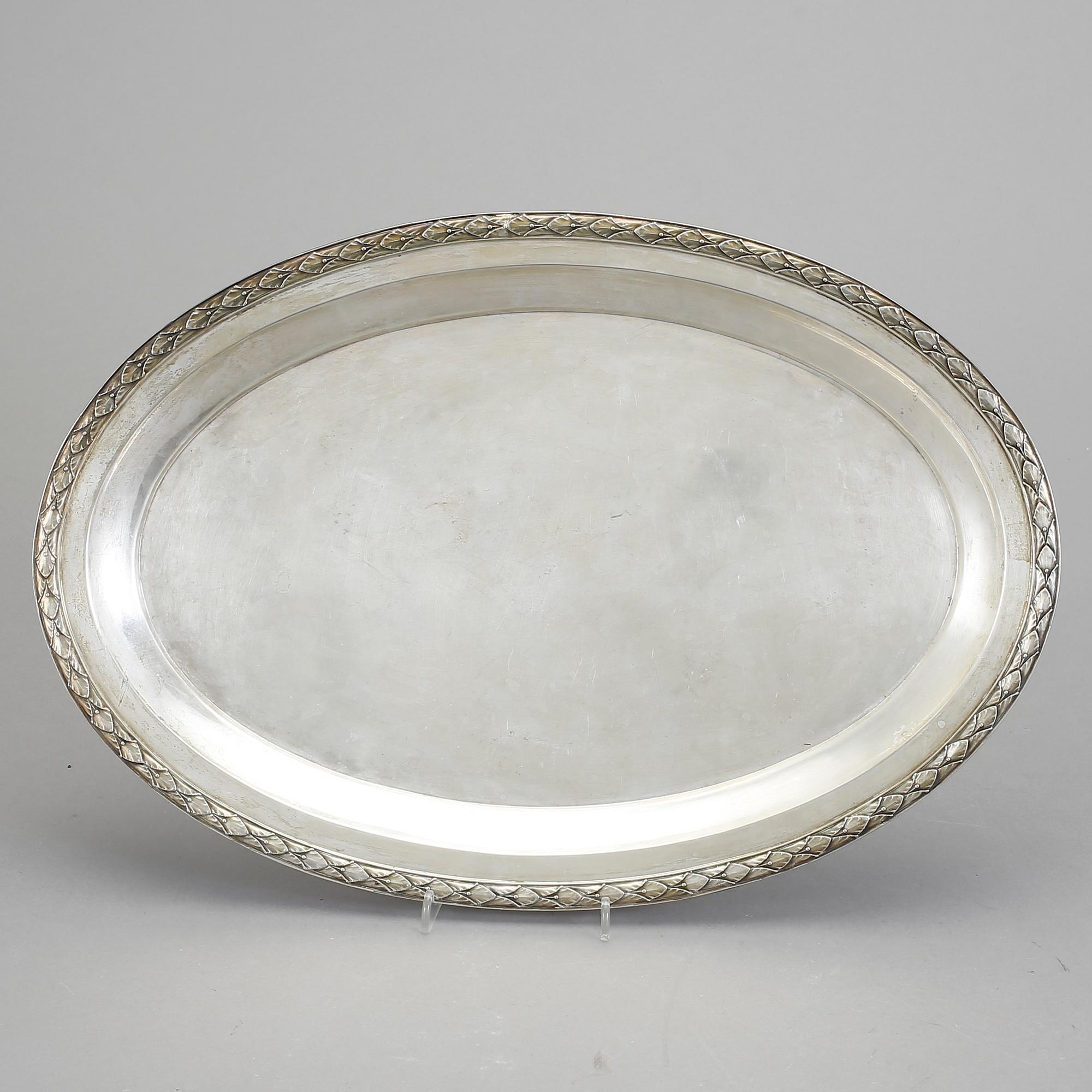 BRICKA, silver. CG Hallberg, Stockholm 1907. Vikt ca 900 gram.