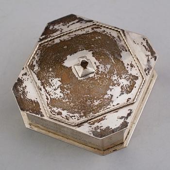 LOCKDOSA, silver, Borgila, Stockholm 1921. Vikt ca 270 gram.