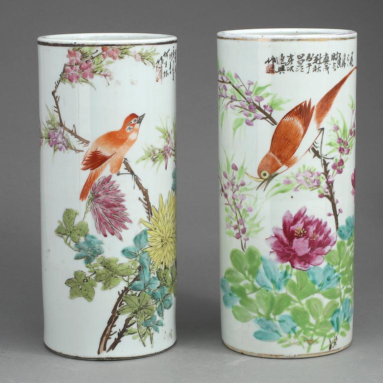 PENSELVASER, 2 st, porslin, Kina, 1900-talets första hälft.