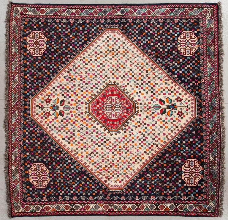 MATTA, old, Shiraz, ca 200 x 200 cm.