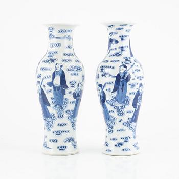 A pair of Chinese blue and white vases, late Qing dynasty/first half of 20th century.