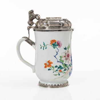 Nils Gram d ä, mugg med silverlock, kompaniporslin och silver, Köpenhamn 1756 samt Qingdynastin Qianlong (1736-95).