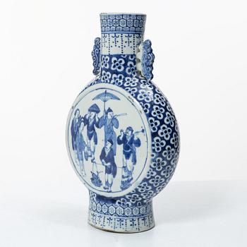 A Chinese blue and white porcelain moonflask and two jars, Qing dynasty, 18/19th century.