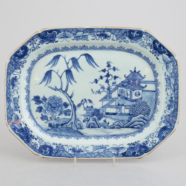 Two serving dishes and two plates, export porcelain, China, Qing dynasty, Qianlong (1736-95).