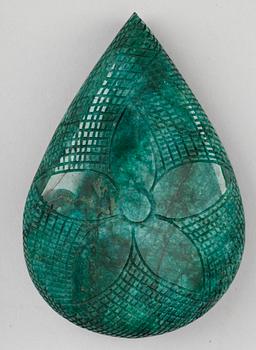 NATURLIG SMARAGD, droppformad med skuren dekor. Ca 1895ct enligt certifikat. Certifikat GLI medföljer.