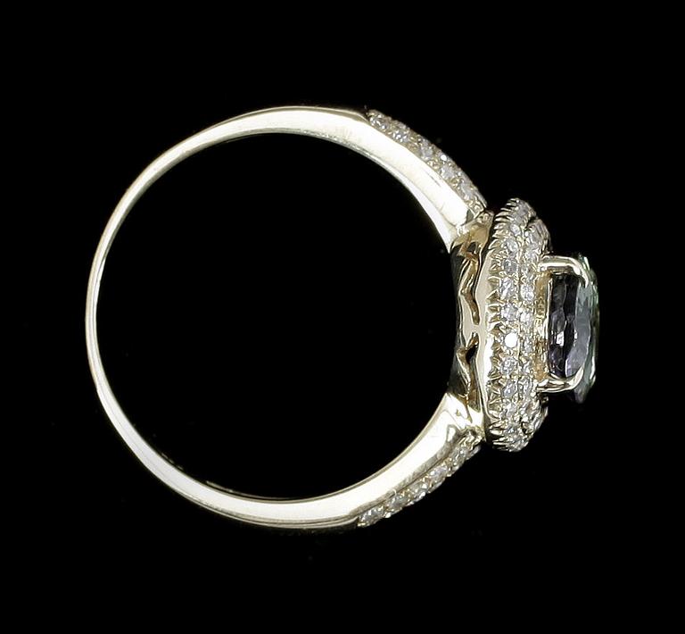 RING, 14k guld med grön zoisit enl certifikat ca2,12ct och små diamanter.. 2000-tal. Vikt 4g.