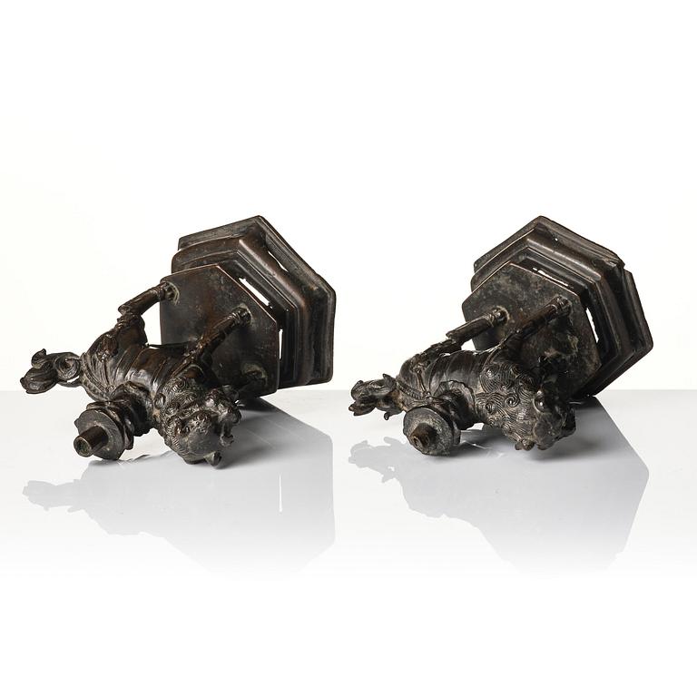 Rökelsehållare, ett par, brons. Yuan/Mingdynastin.