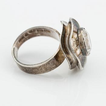 Armring och ring, silver och bergkristall och syntetisk vit sten.
