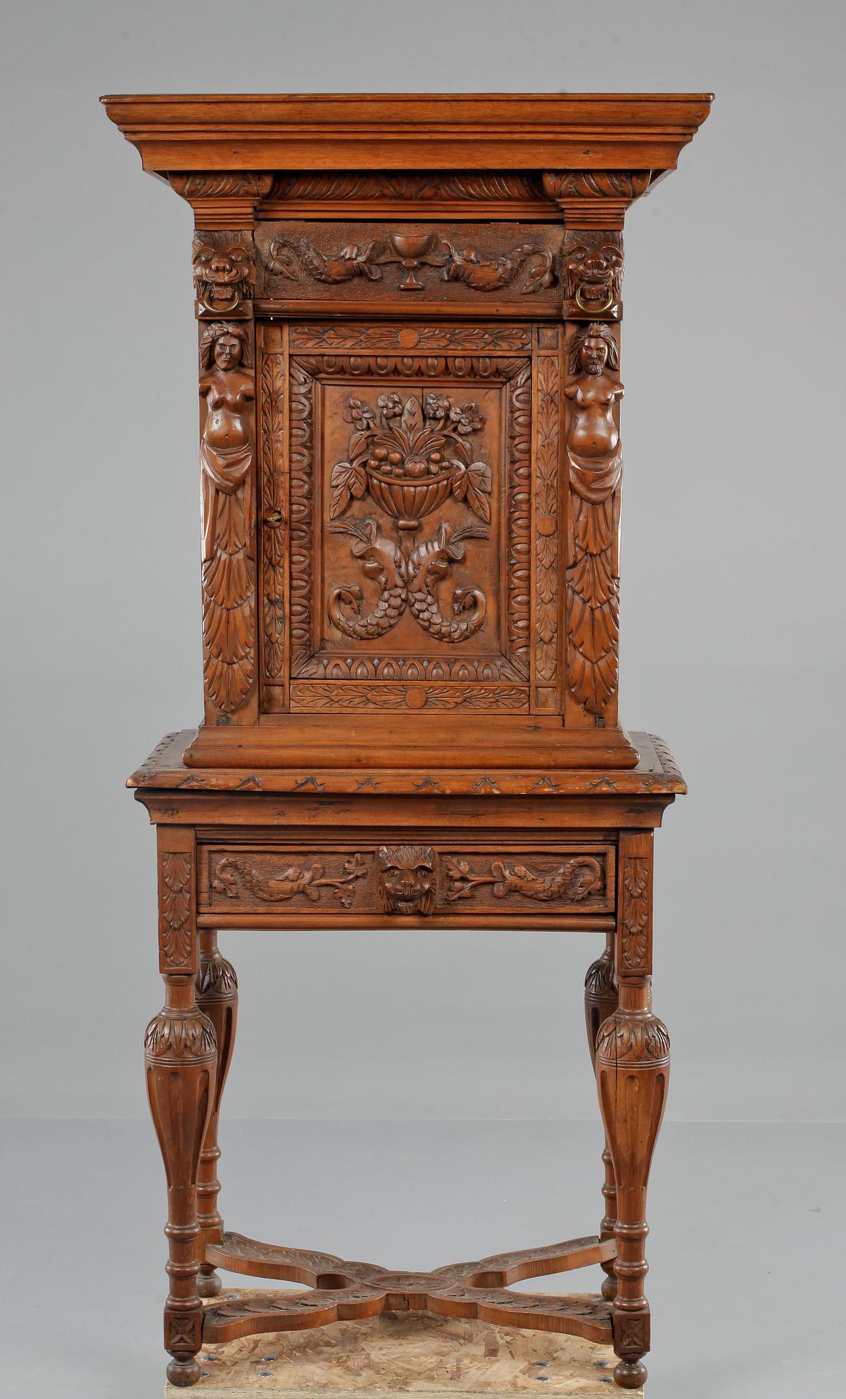 SKÅP PÅ BENSTÄLLNING, sent 1800-tal.