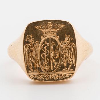 GENTLEMEN`S RING, 18K gold with engravings.