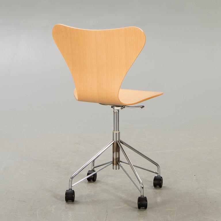 Arne Jacobsen, kontorsstol "Sjuan" för Fritz Hansen Danmark 2006.