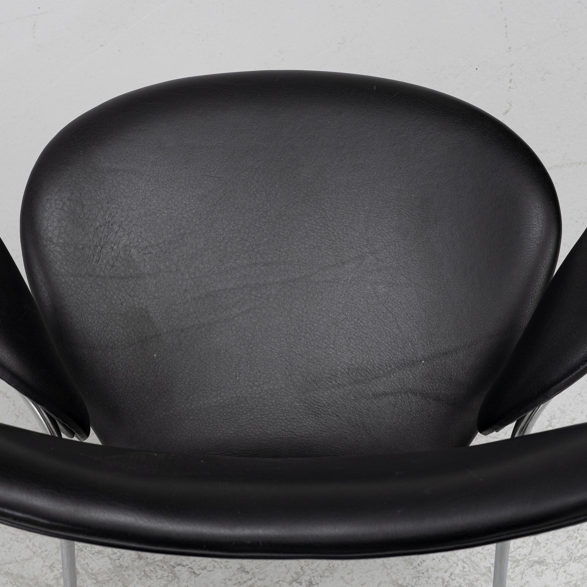 Arne Jacobsen, Armchairs a pair, "The Seagull/Lily" Fritz Hansen, 1970 and 1973.