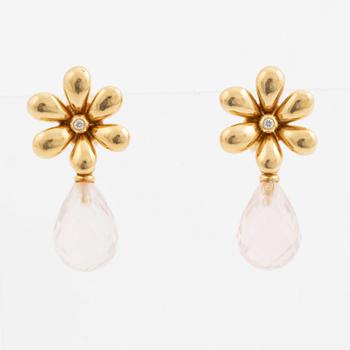 Ole Lynggaard, a pair of earrings in 18K gold set with round brilliant-cut diamonds.