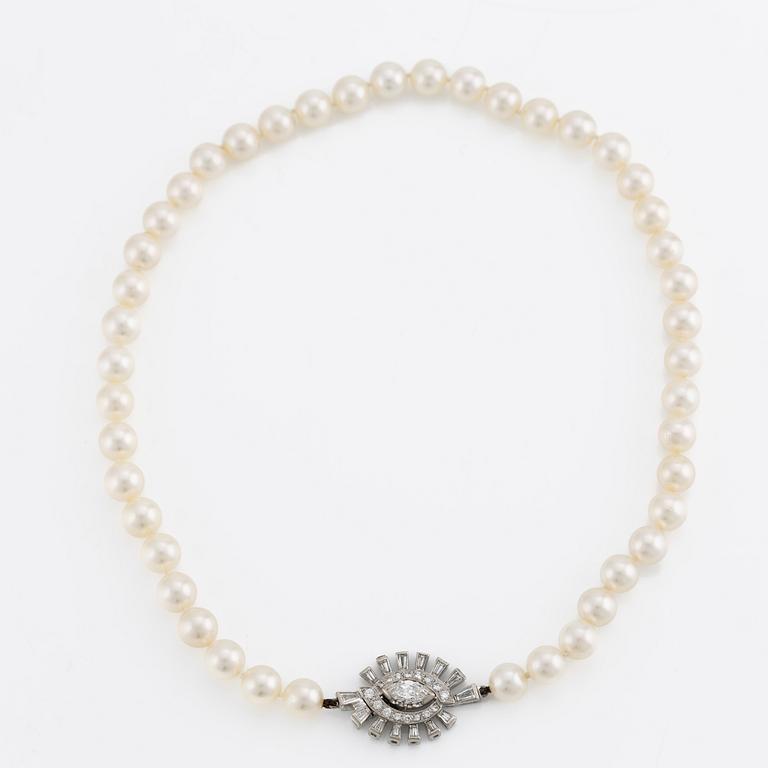 Pearl necklace, with cultured pearls, clasp 18K set with a cushion-cut diamond and baguette- and brilliant-cut diamonds.