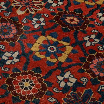 Matto, A runner, an antique West Persian/Northwest Persian, ca 417,5-425 x 101-107 cm.