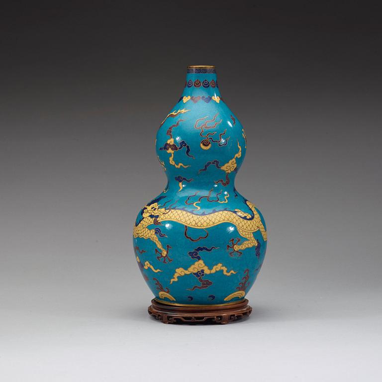 A gourd shaped cloisonné vase, Republic (1912-49).