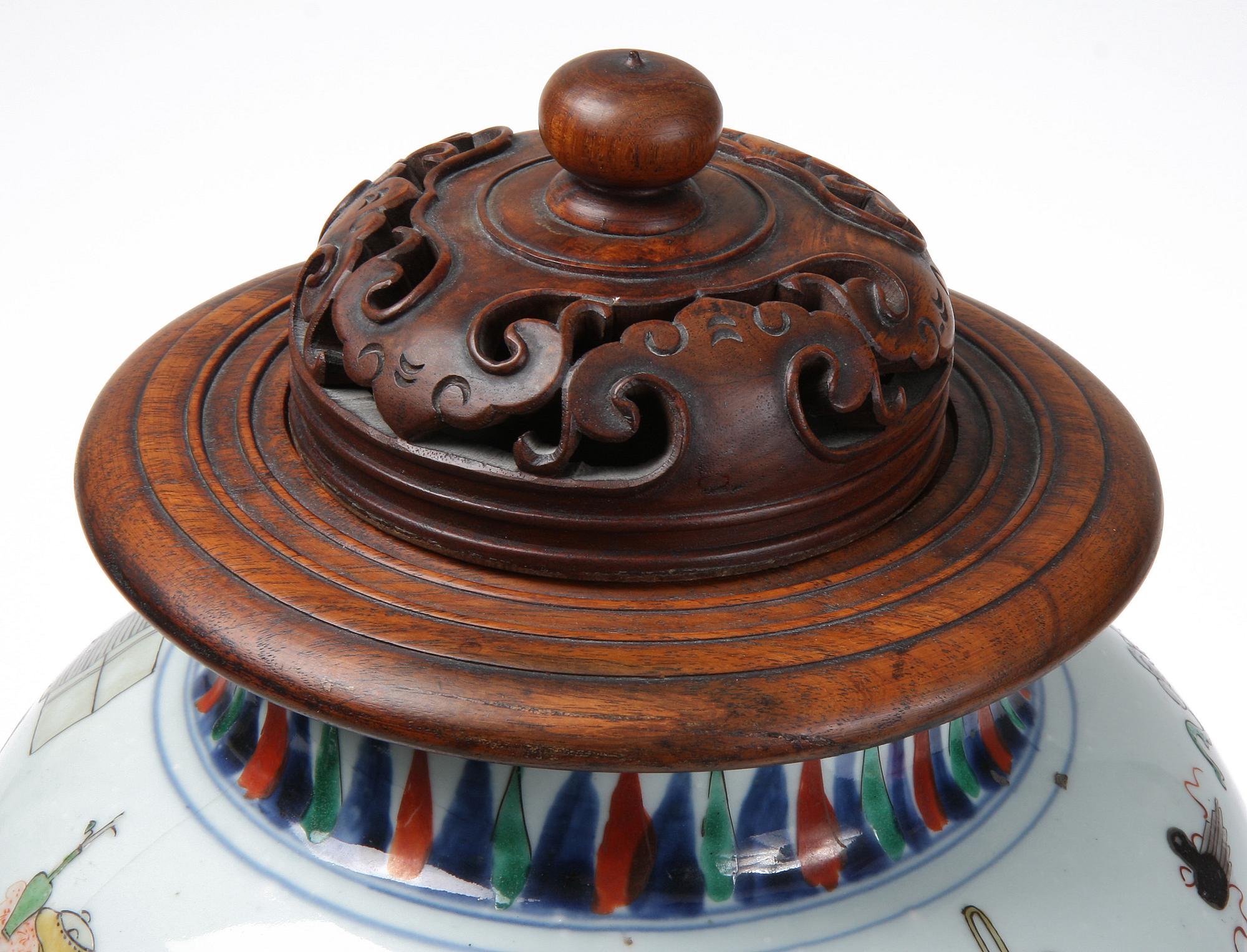 A Transitional wucai jar, 17th Century.