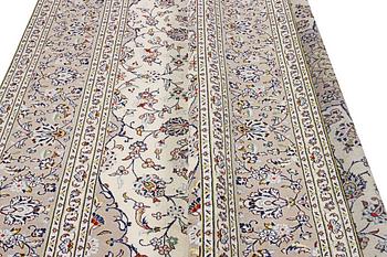 A Kashan carpet, c. 345 x 243 cm.