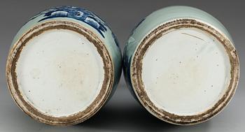 GOLVURNOR, ett par, porslin. Qing dynastin 1800-tal.