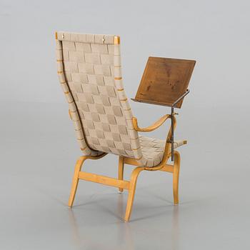 BRUNO MATHSSON - FÅTÖLJ, 'Eva, hög', med läsbord, 1950-60-tal.