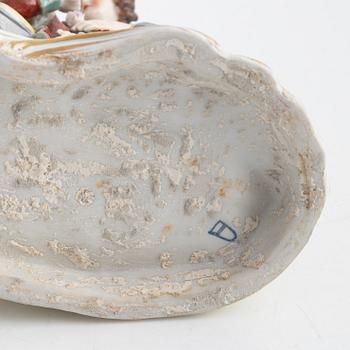 Bordslampfötter/porslinsgrupper, ett par, Wien-liknande märke, omkring år 1900.