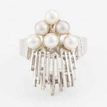 Ring 18K vitguld med odlade pärlor.