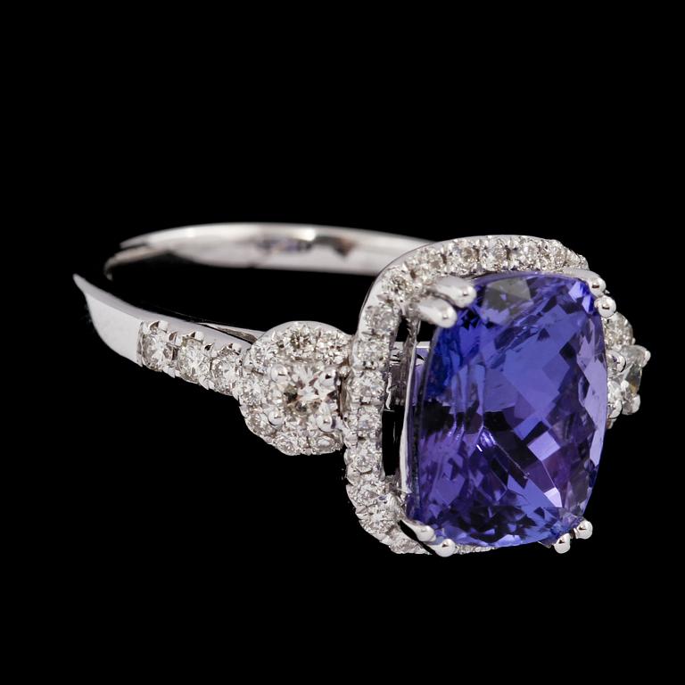 RING, 18k vitguld med fasettslipad tanzanit, 3.80 ct samt briljantslipade diamanter, 0.49 ct. Vikt 4,5 g.