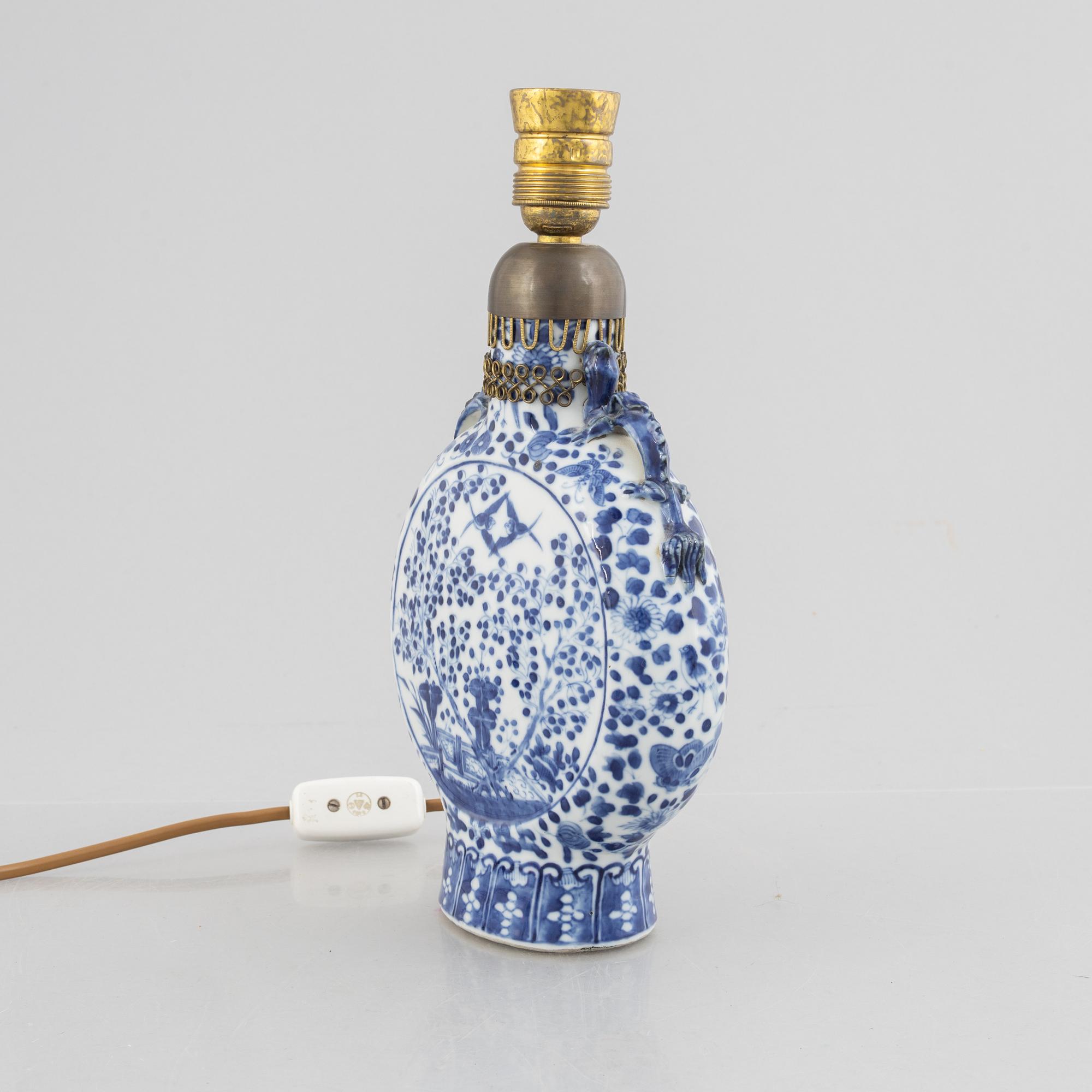 A blue and white porcelain moon flask altered into a table lamp, China, Qing dynasty, 19th century.