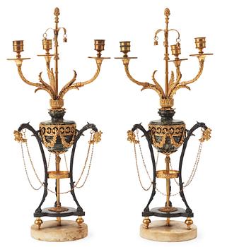 1612. KANDELABRAR, för tre ljus, ett par. Louis XVI-stil, 1800-talets andra hälft.