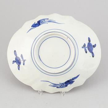 A Japanese porcelain dish, 19th century.