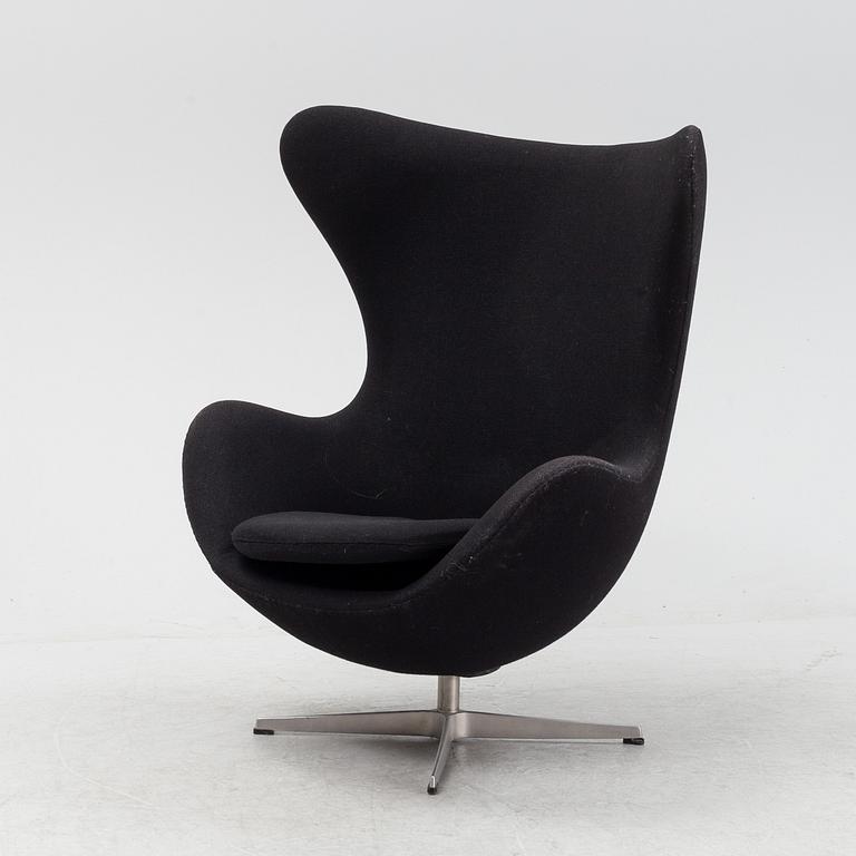 Arne Jacobsen, fåtölj, "Ägget", Fritz Hansen, daterad 2001.