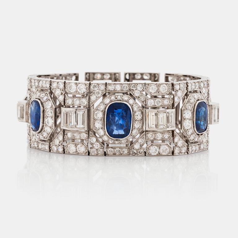 ARMBAND med safirer samt gammal- och baguette- slipade diamanter. Art Deco.