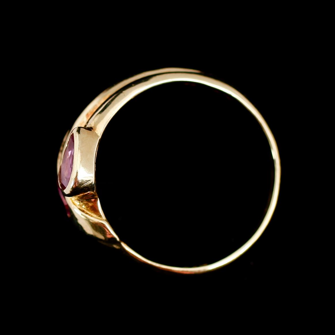 RING, 14 k guld, med röda stenar. Vikt ca 4 gram.