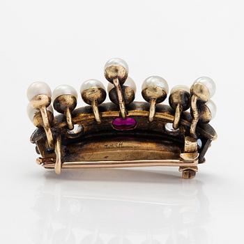 A comital coronet brooch, 18K gold, old-cut diamonds ca. 0.28 ct in total, ruby, sapphires and cultured pearls.