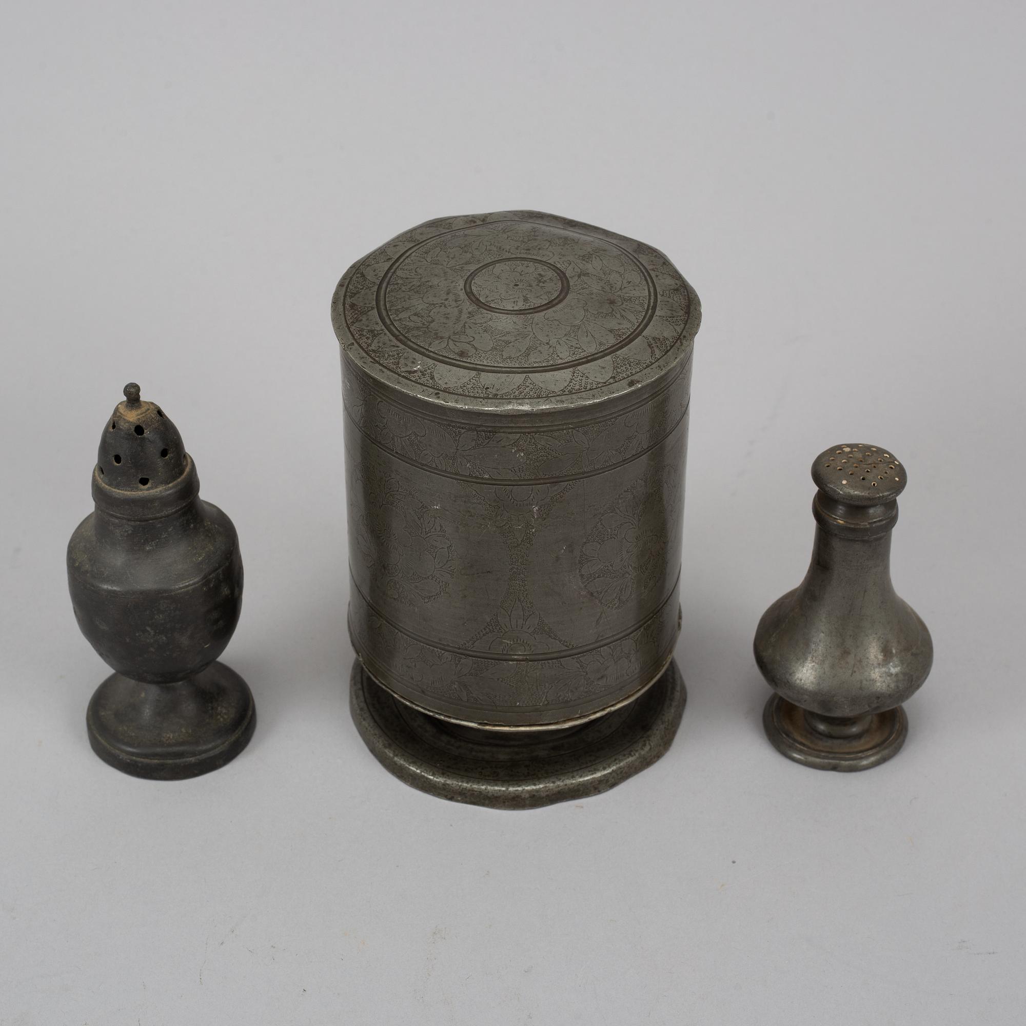 A pewter tobacco box and two shakers, 18th/19th century.