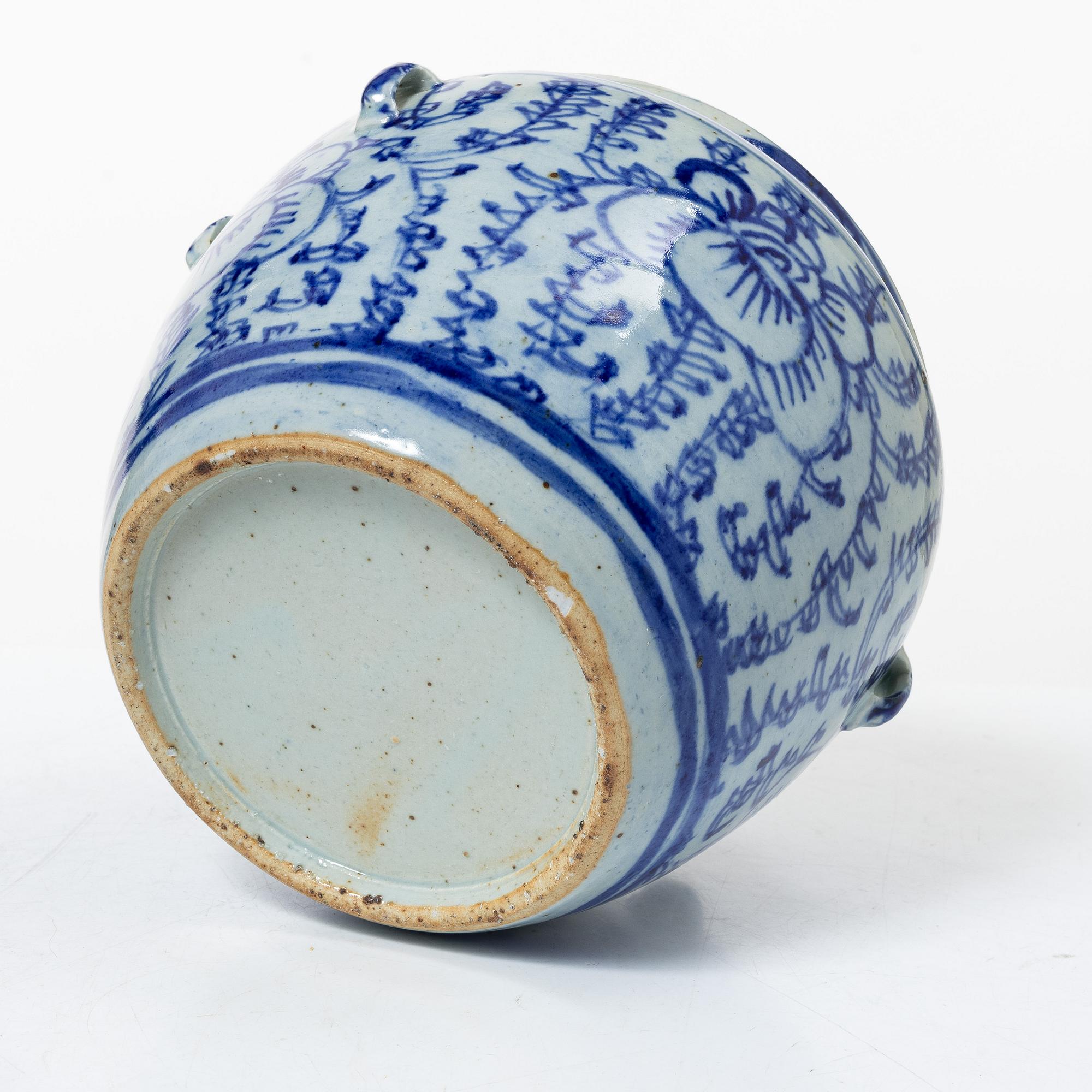 A blue and white food container, late Qing dynasty, circa 1900.